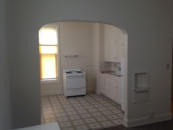 4th image of 810 9th St APT 4