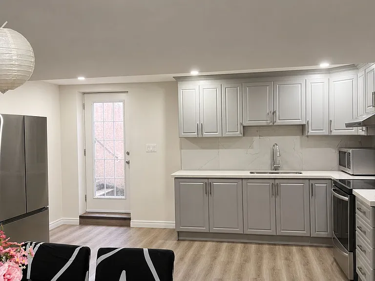 61 Lyndbrook Cres #LOWER — Photo 2