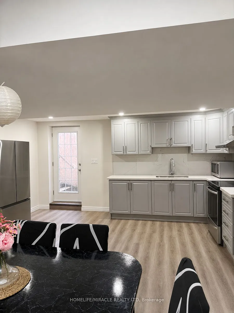 Building Photo - 61 Lyndbrook Cres #LOWER