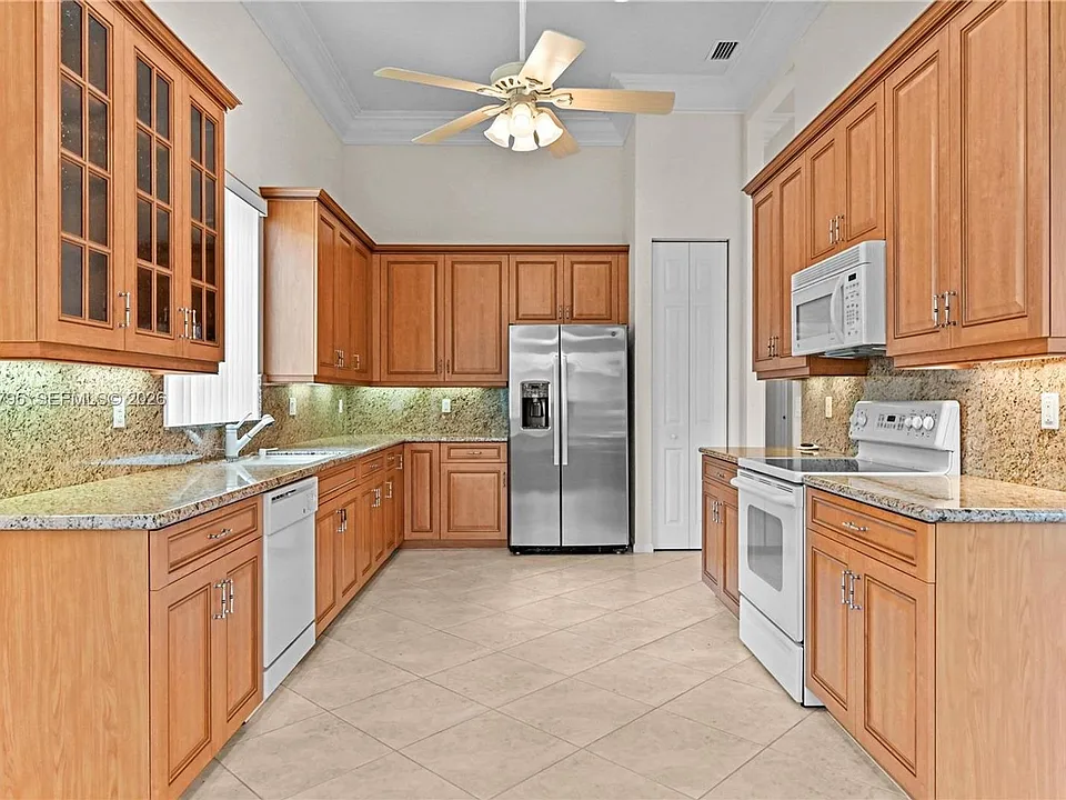 6823 Fabiano Cir
