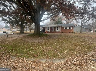 300 Meadowridge Dr, Warner Robins, GA 31093