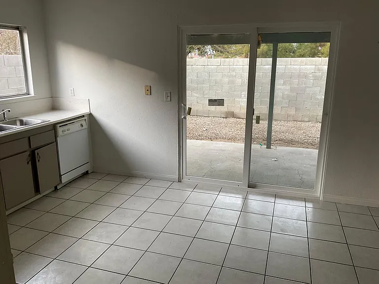 5436 Burkshire Dr — Photo 13
