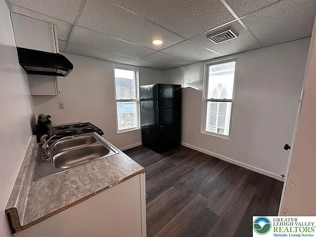 140 E Market St #4 — Photo 8