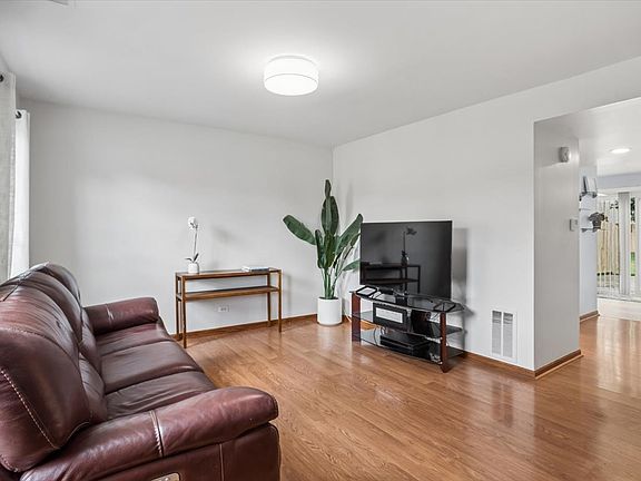 2nd image of 407 Chelsea Cv