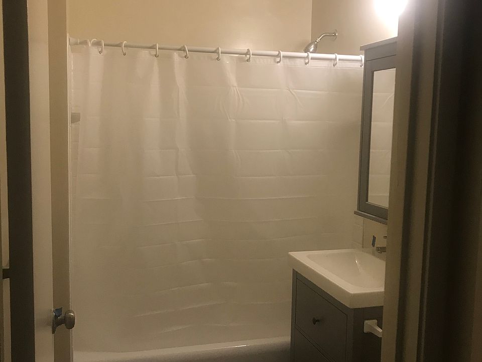 2nd image of 533 Carpenter St #533