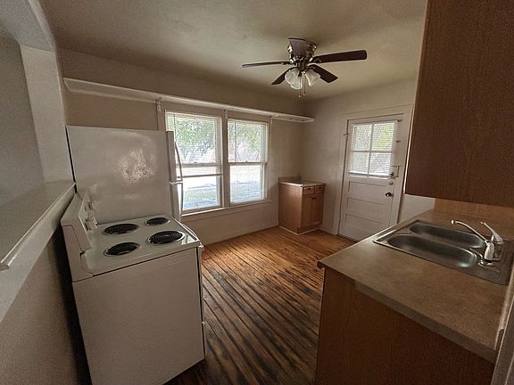 3rd image of 194 E Edgewater Ter