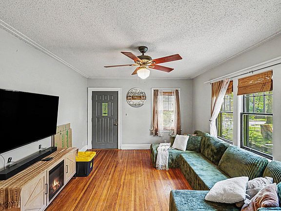 3rd image of 3623 Russell Ave N