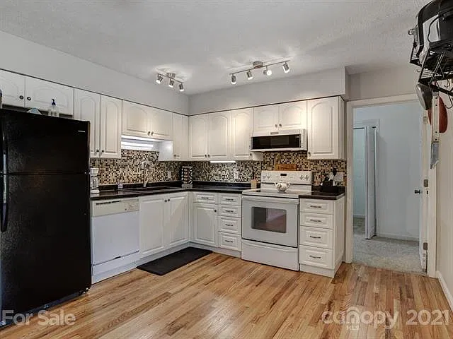 4 bed, 1.5 bath, 1394 sqft, $2,150 — Photo 4