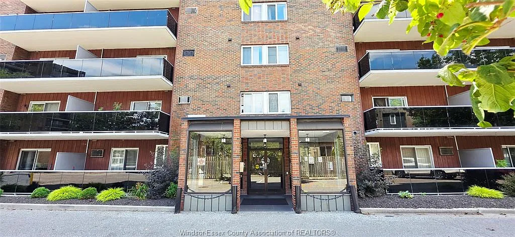 2 bed, 1.5 bath, $2,000 — Photo 2