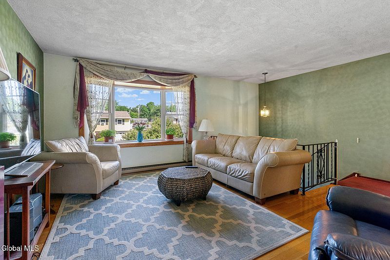 4th image of 19 Lynn Drive