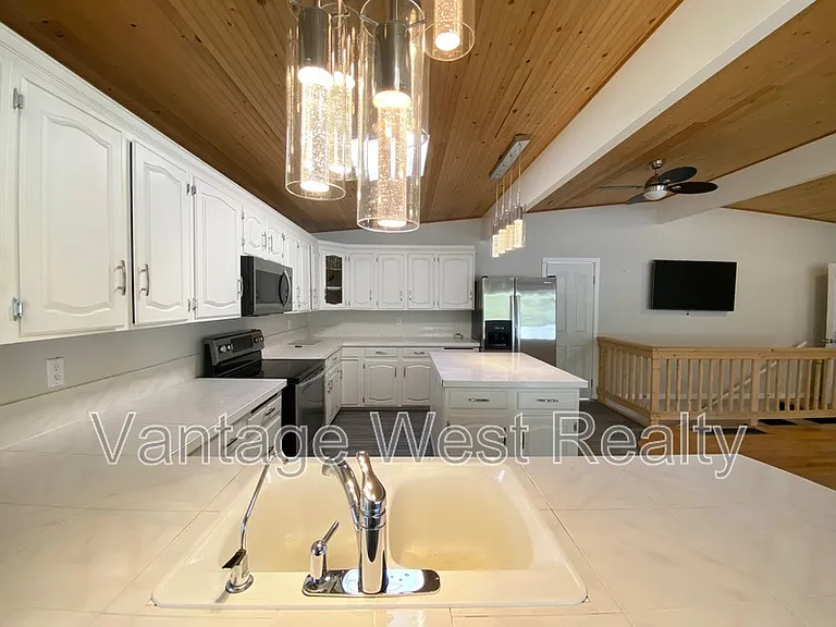 1319 Kelglen Cres #A — Photo 8