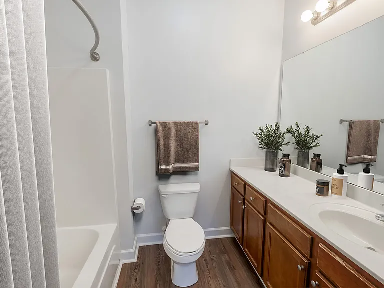 Crystal Lakes and Kingsley Apartments & Townhomes — Photo 6