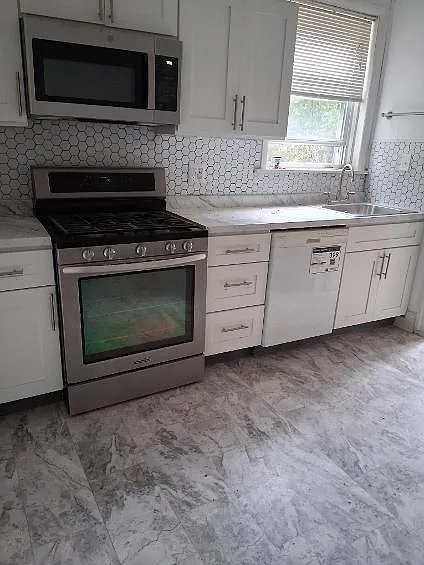 3 bed, 1.5 bath, 1282 sqft, $2,300 — Photo 3