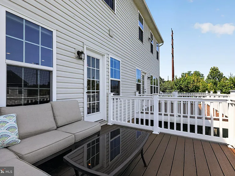 1551 Emily Ct — Photo 15