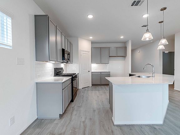5th image of 290 Yosemite Dr