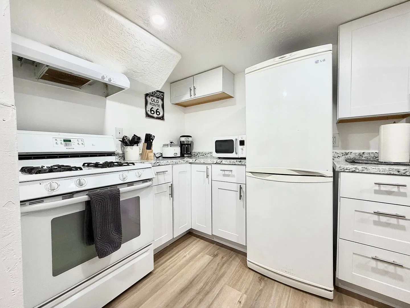 37 W Robert Ave — Photo 3