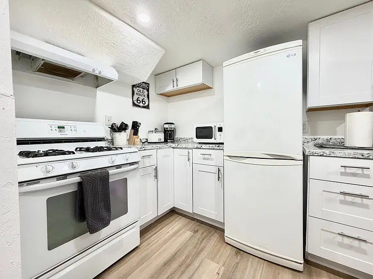 37 W Robert Ave — Photo 3