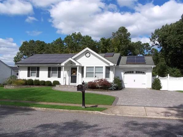 11 Shadow Grove Lane, Holbrook, NY 11741