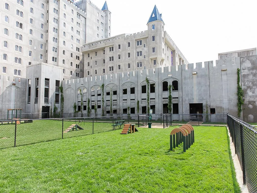 Grand Castle Apartments — Photo 3
