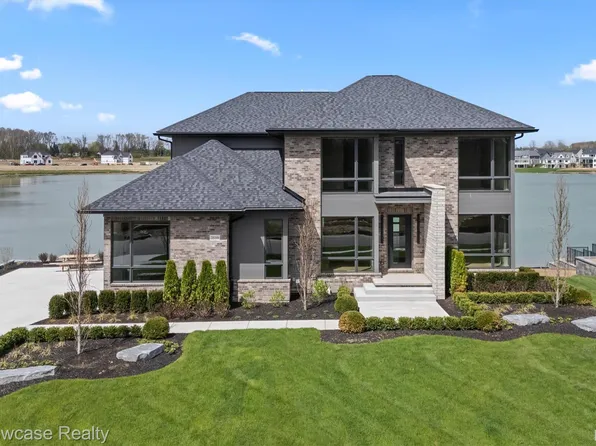 2559 Crystal Lake Dr, Commerce Township, MI 48382
