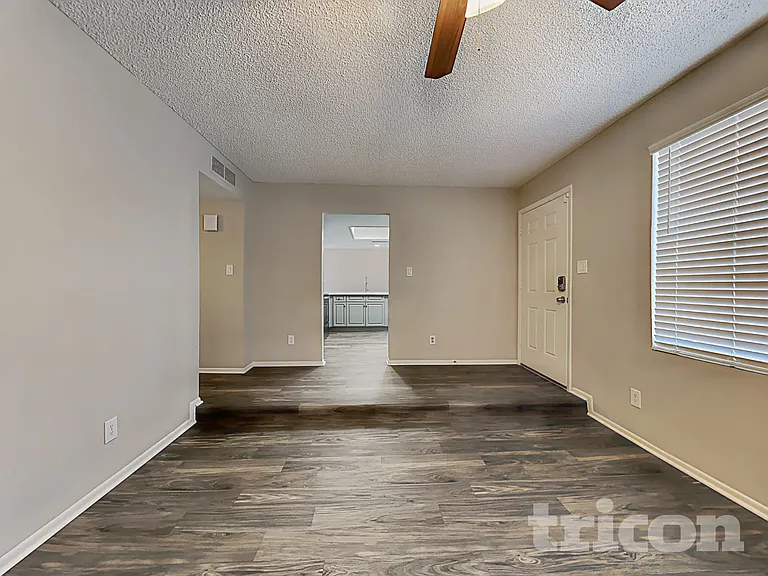 7805 W Cora Ln — Photo 2