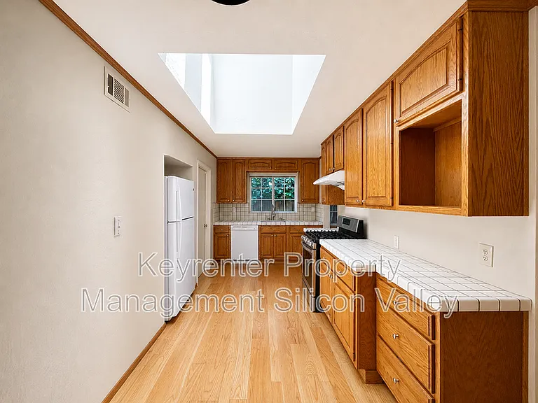 1114 Lynn Way — Photo 4