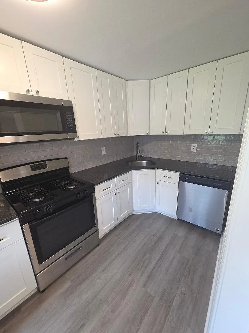 3 bed, 1200 sqft, $2,100 — Photo 4
