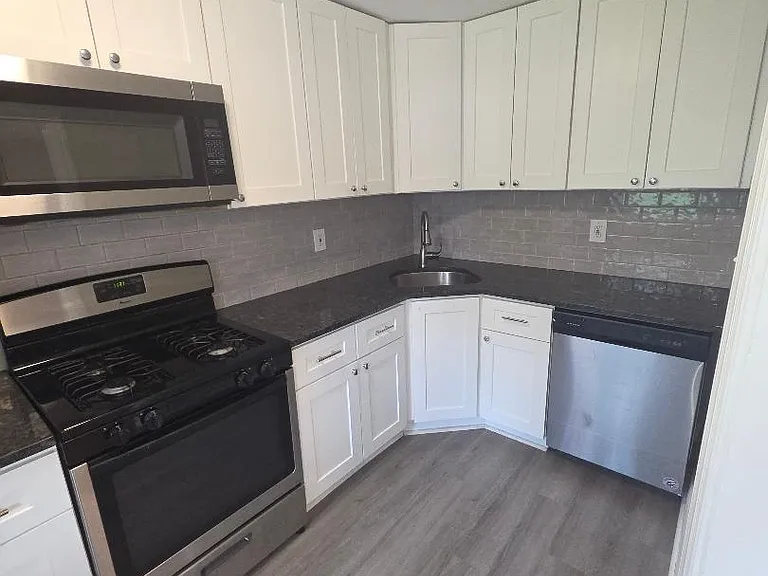 83 Chester Ave — Photo 4