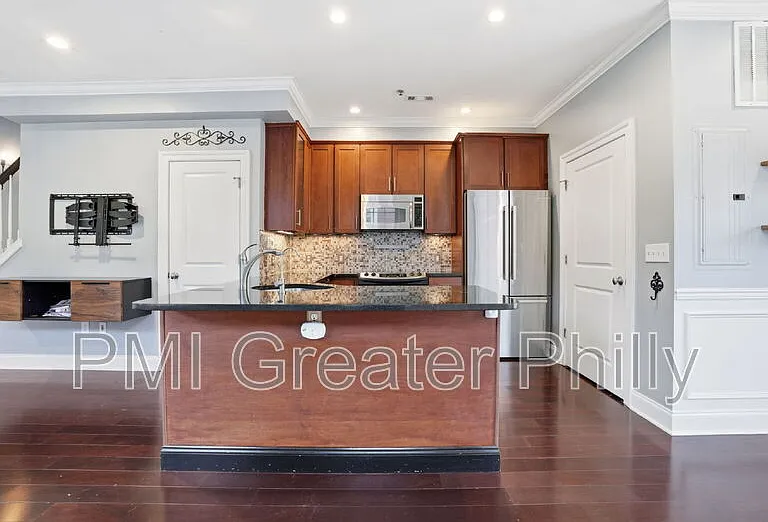 243 Montrose St #103 — Photo 7