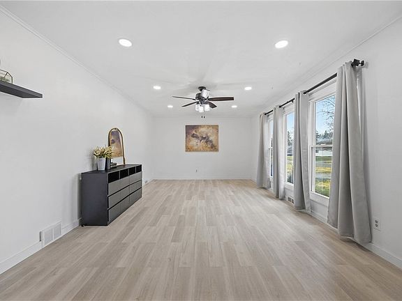 3rd image of 8 Merrydale Dr