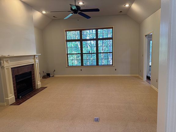 Living Room w Gas Log Fireplace