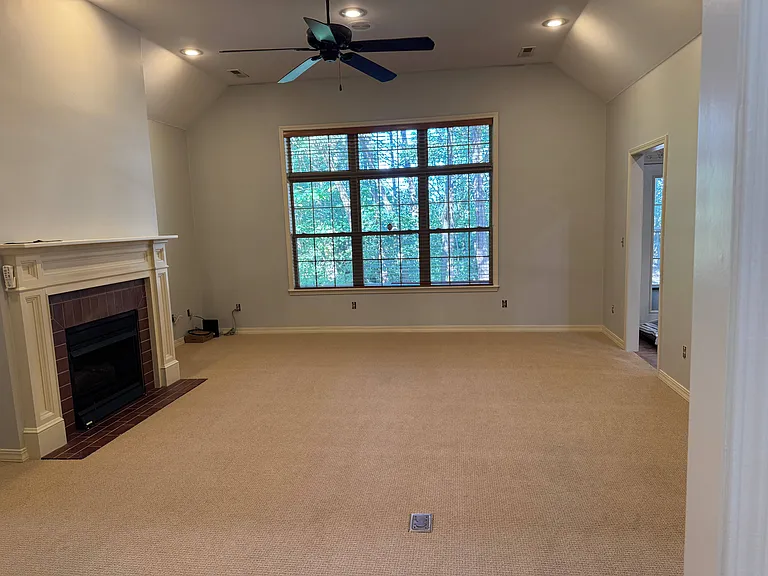 Living Room w Gas Log Fireplace