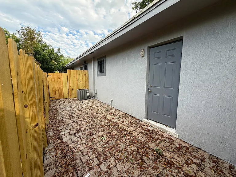 1023 NW 1st Ave #4 — Photo 10
