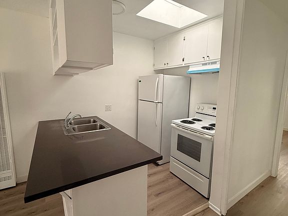 3rd image of 2038 Holly Dr #9