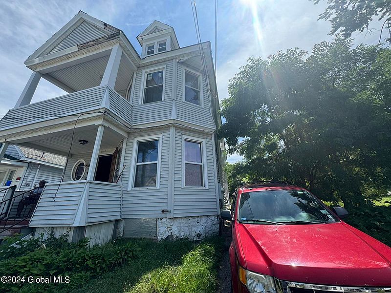 2nd image of 1660 Carrie Street