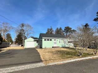 5 Pine St, Hampton Bays, NY 11946