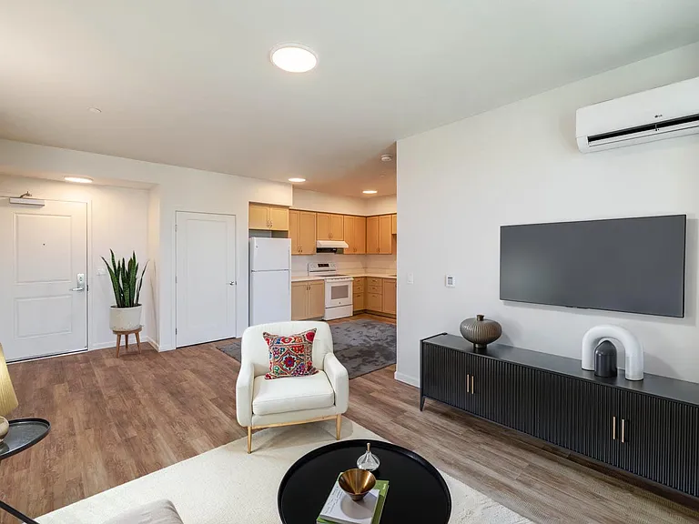 Spacious living room with modern finishes.
