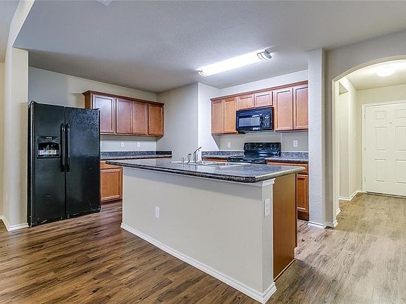 5th image of 403 Hawthorn Dr