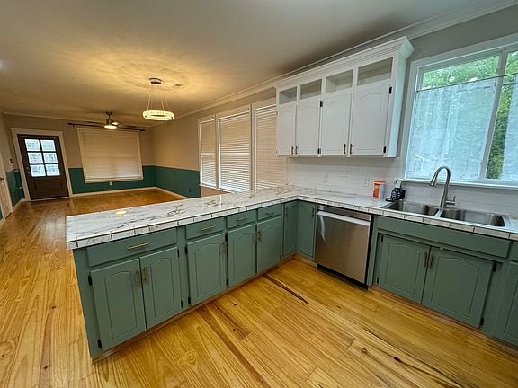 5th image of 330 W Birnie St