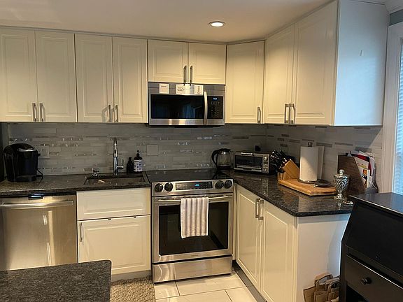 5th image of 52 Maplewood Dr Floor 1