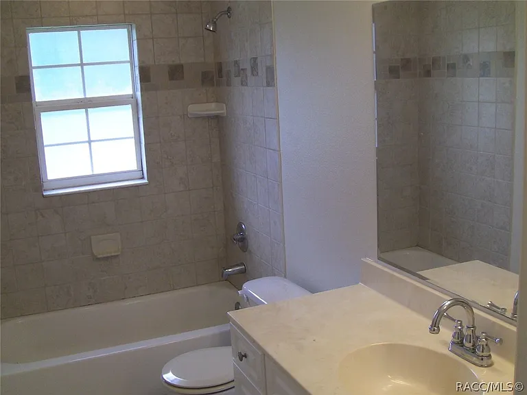 2507 W Oakland Ln — Photo 5