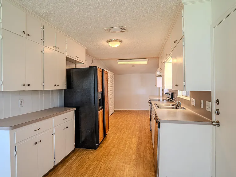 16013 Edwards Dr — Photo 9