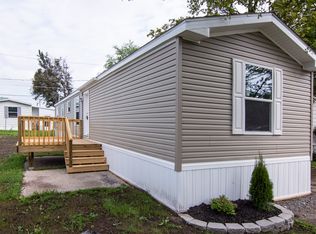 102 Gwyn Ln, Farmington, NY 14425