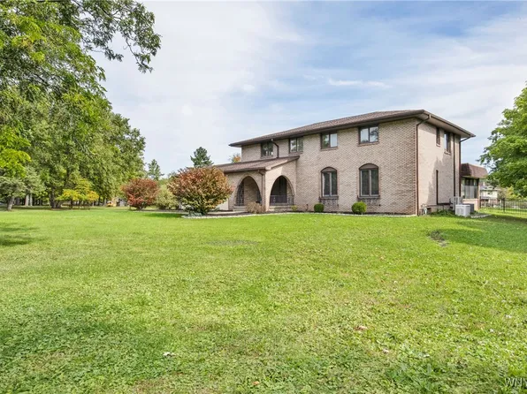 4981 Winding Ln, Clarence, NY 14031