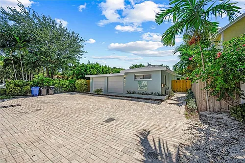 828 NE 17th Way #1 Photo 1