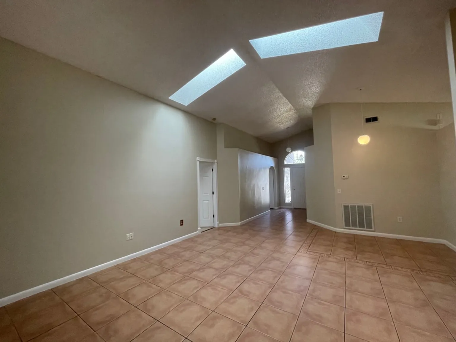 4 bed, 2.0 bath, 1850 sqft, $2,250 — Photo 2