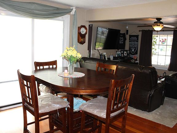 3rd image of 479 Horning St
