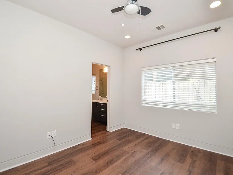 4708 Crawford St — Photo 16