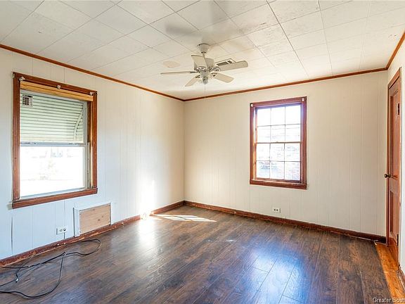 4th image of 2604 Pineview St