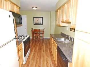 418 Oak Knoll Dr, Manalapan, NJ 07726
